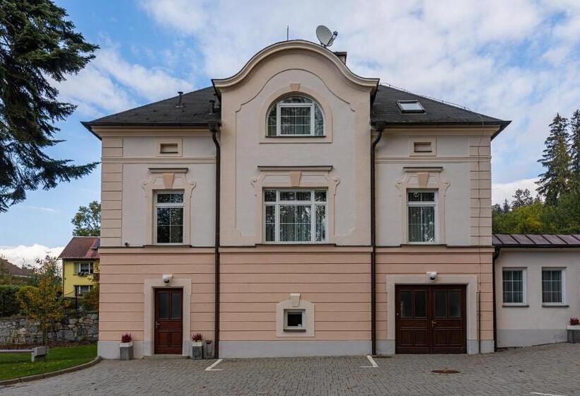 استراحتگاه Wellness & Spa Hotel Villa Regenhart