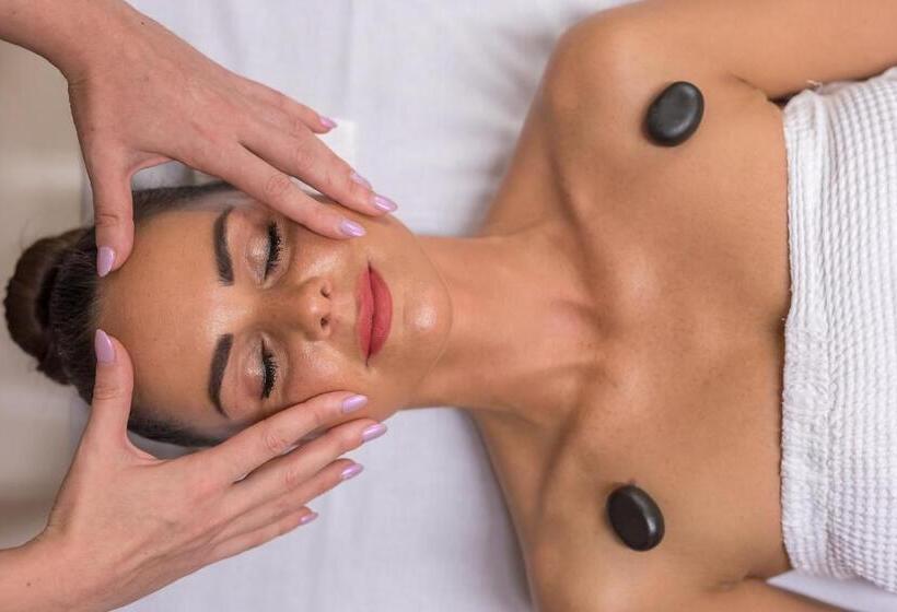 استراحتگاه Wellness & Spa Hotel Villa Regenhart
