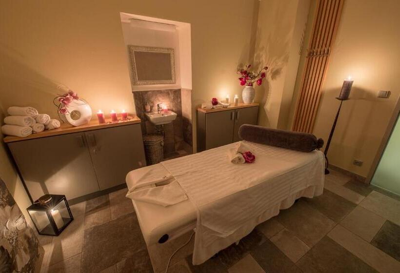 استراحتگاه Wellness & Spa Hotel Villa Regenhart