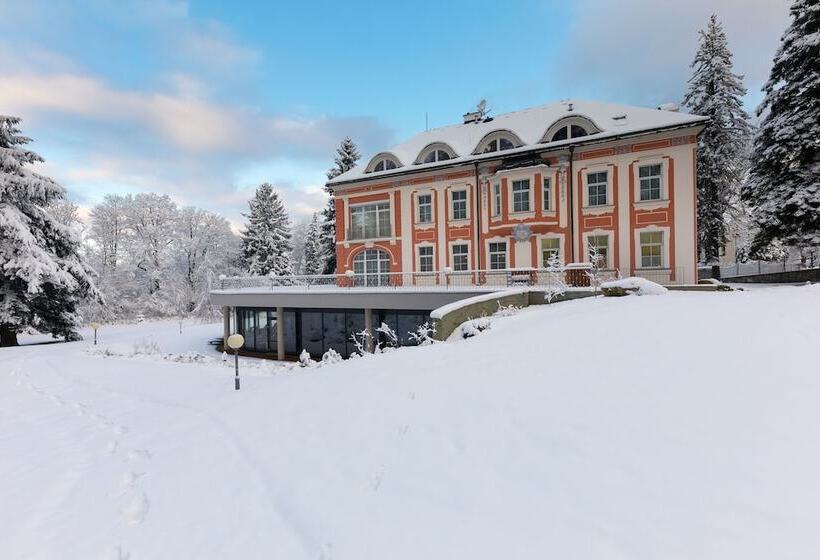 استراحتگاه Wellness & Spa Hotel Villa Regenhart