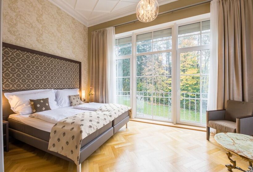 استراحتگاه Wellness & Spa Hotel Villa Regenhart