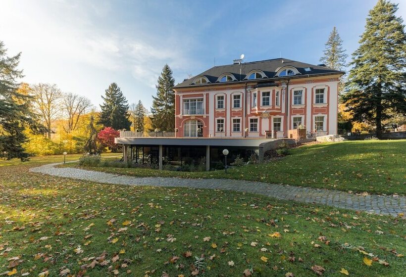استراحتگاه Wellness & Spa Hotel Villa Regenhart