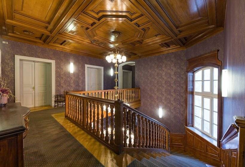 استراحتگاه Wellness & Spa Hotel Villa Regenhart