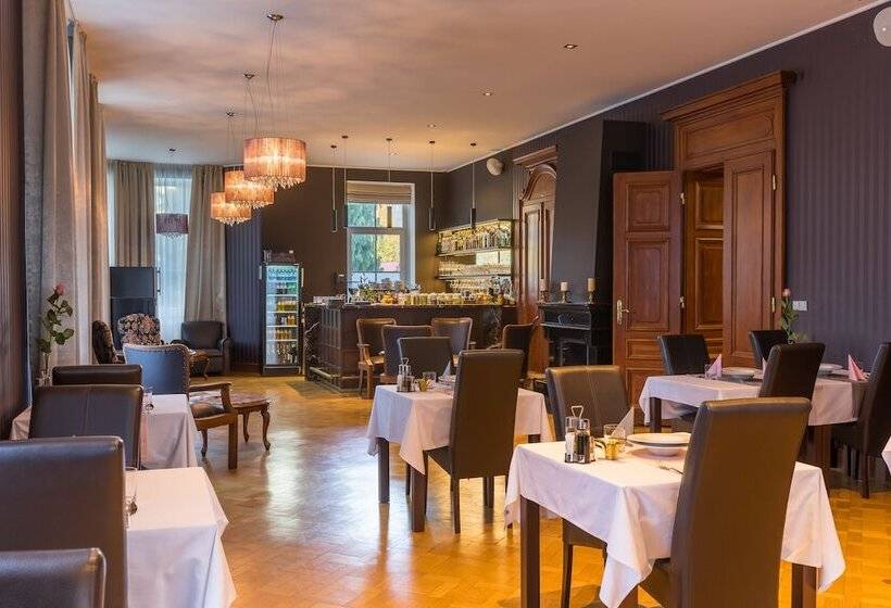 استراحتگاه Wellness & Spa Hotel Villa Regenhart