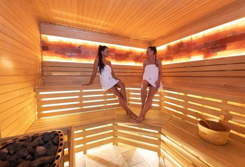 استراحتگاه Wellness & Spa Hotel Villa Regenhart