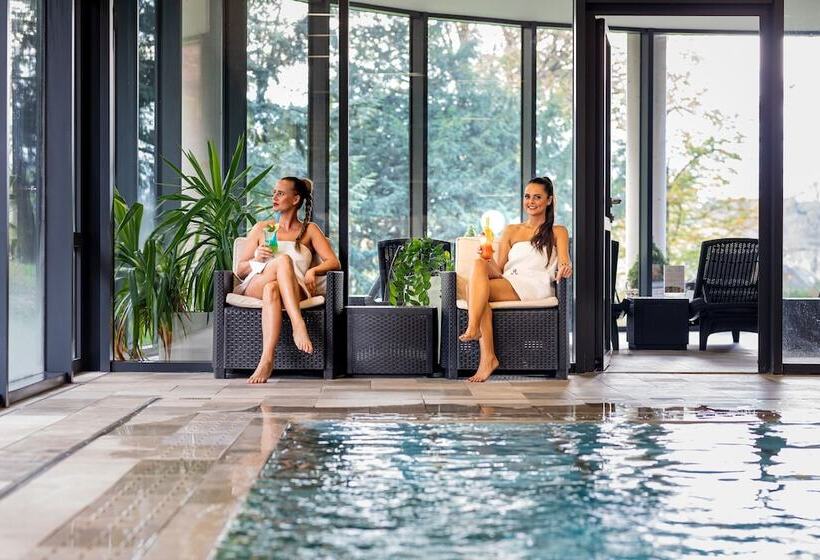 استراحتگاه Wellness & Spa Hotel Villa Regenhart