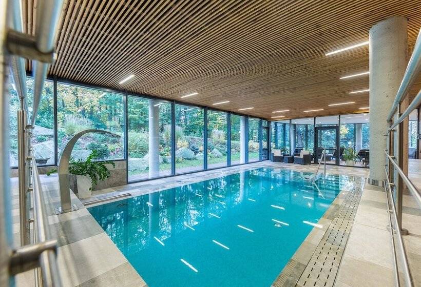 استراحتگاه Wellness & Spa Hotel Villa Regenhart