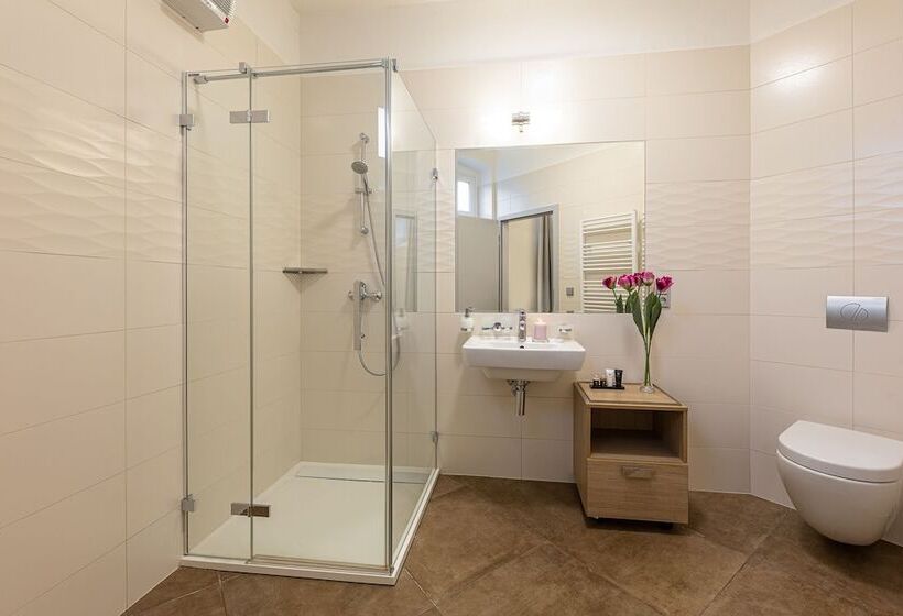 استراحتگاه Wellness & Spa Hotel Villa Regenhart