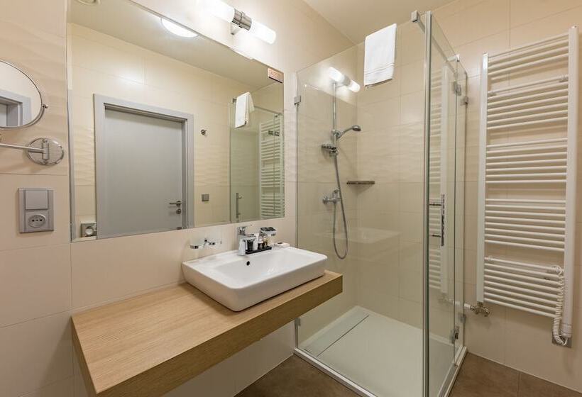 استراحتگاه Wellness & Spa Hotel Villa Regenhart
