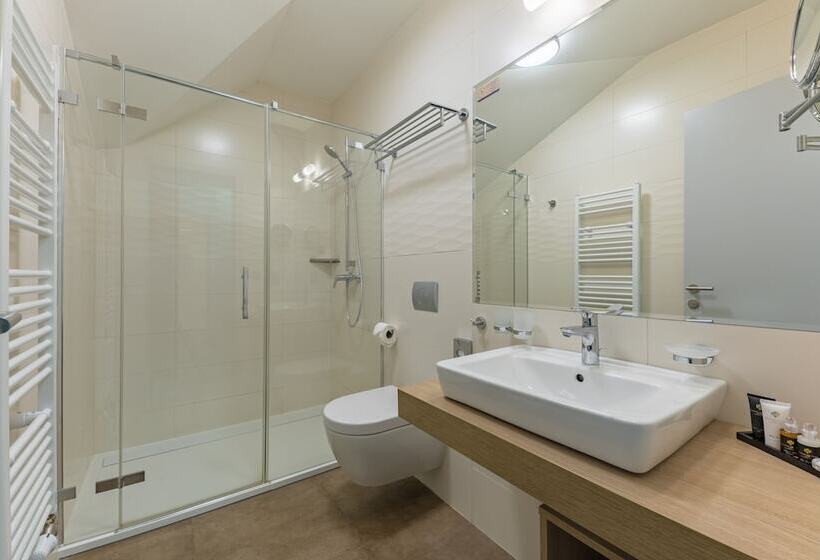 استراحتگاه Wellness & Spa Hotel Villa Regenhart
