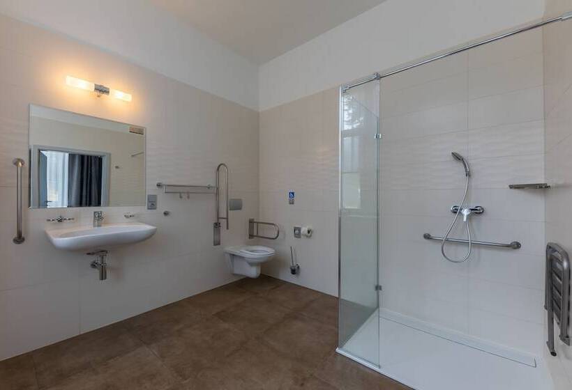 استراحتگاه Wellness & Spa Hotel Villa Regenhart
