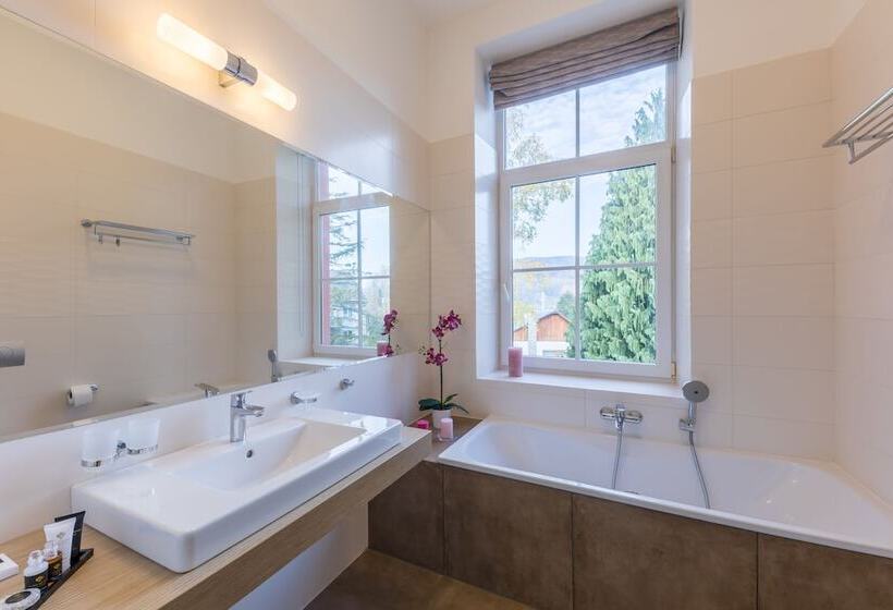 استراحتگاه Wellness & Spa Hotel Villa Regenhart