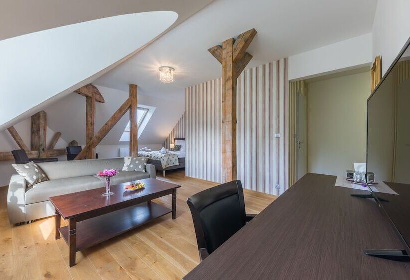 استراحتگاه Wellness & Spa Hotel Villa Regenhart