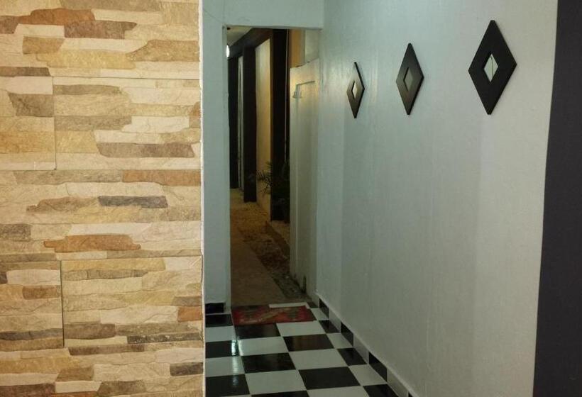 هتل Aarony House