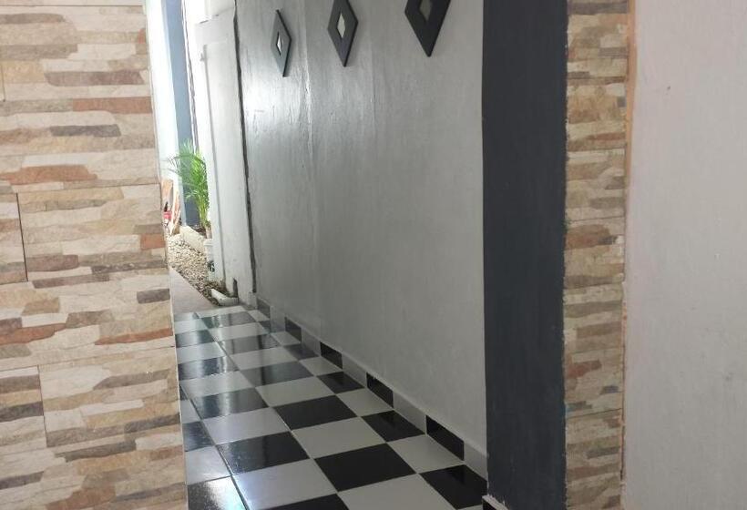 هتل Aarony House