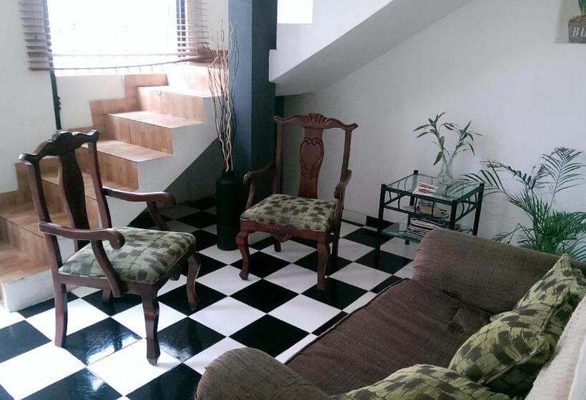 هتل Aarony House