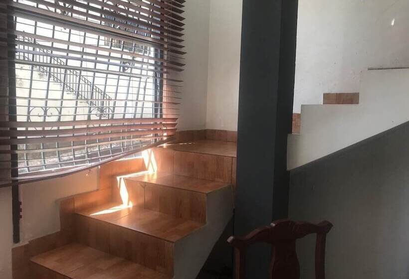 هتل Aarony House