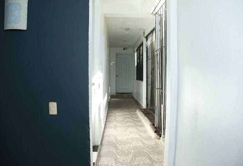 هتل Aarony House