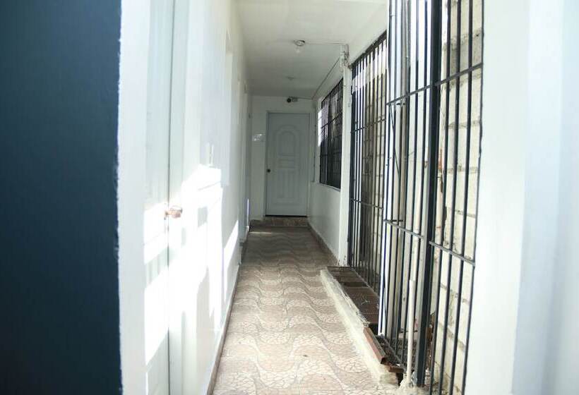 هتل Aarony House