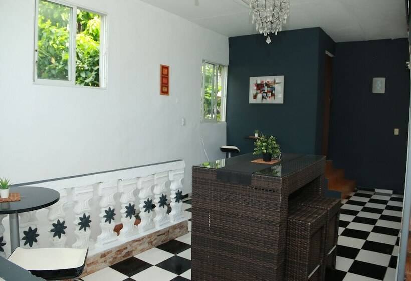 هتل Aarony House