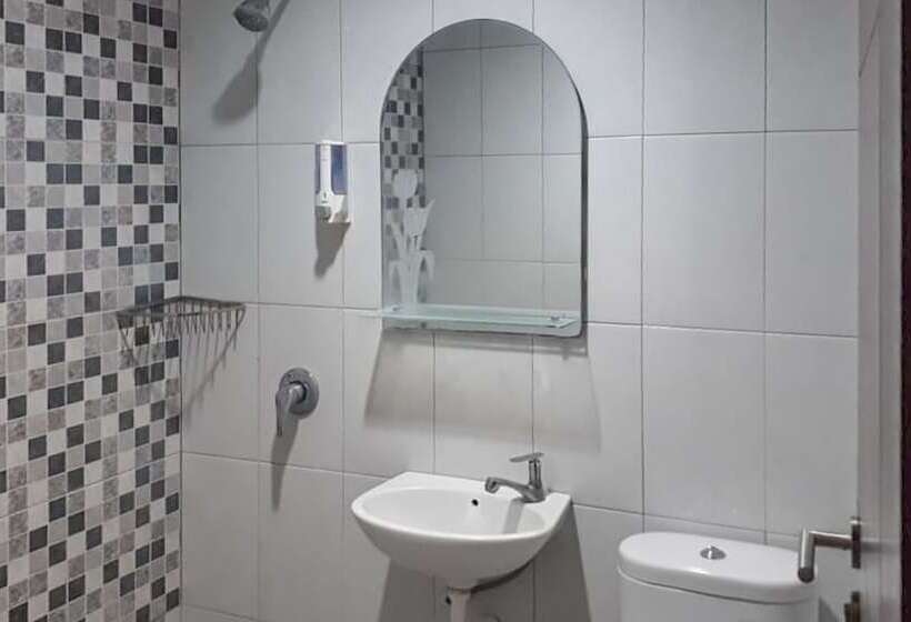 Reddoorz Hostel @ Manado Green Hostel