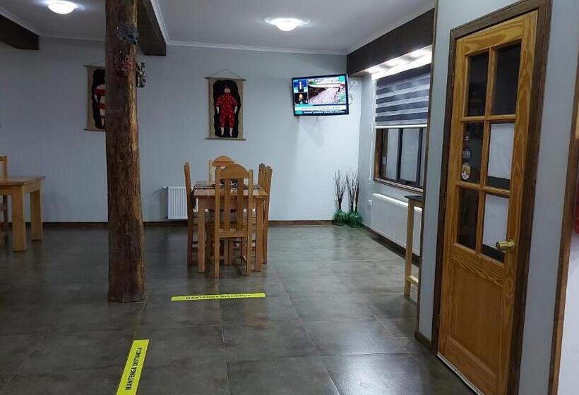 Hostal La Base