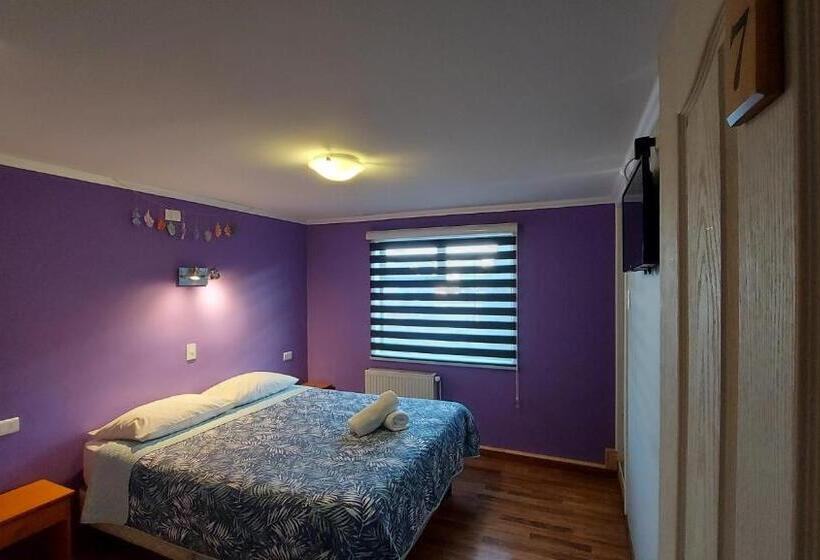 Hostal La Base