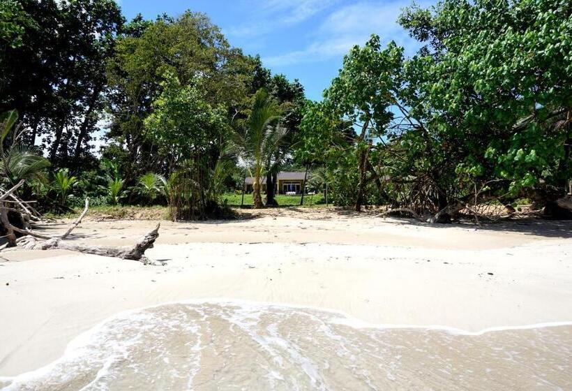 Red Frog Beach Island Resort