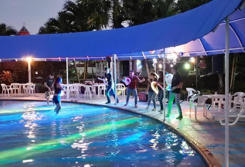 هتل Y Parque Turístico Navar City