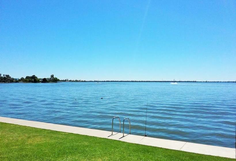 Отель Lake Edge Resort