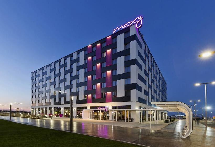 Отель Moxy Vienna Airport