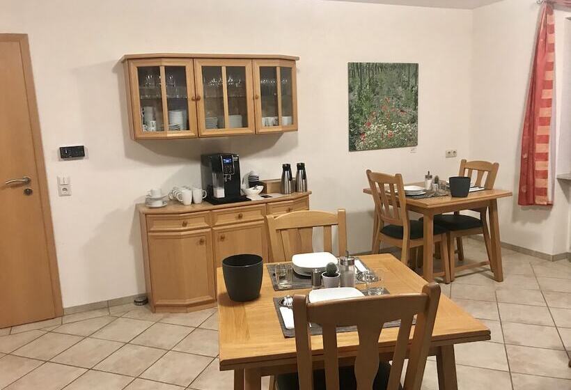 ベッドアンドブレックファースト Weingut H. Gindorf