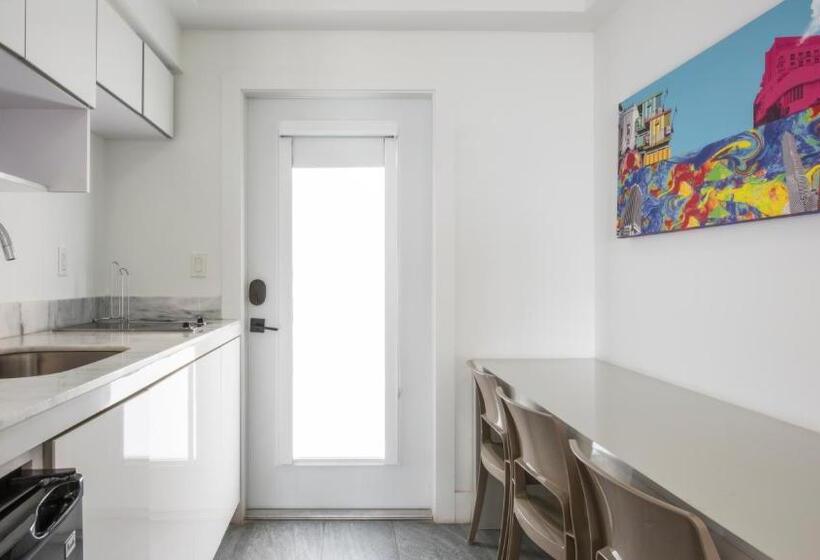 בית מלון כפרי Park Royal Miami Beach