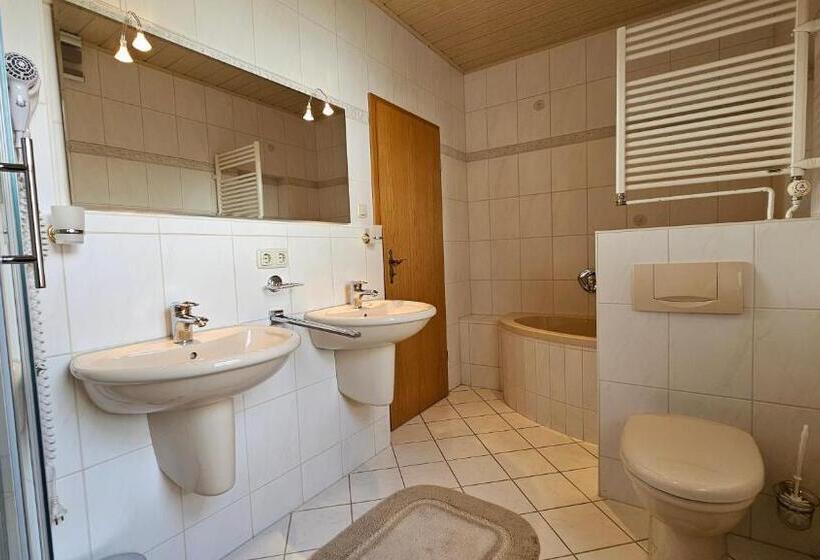 Bed and Breakfast Pension Weiße Rose, Parkplatz, Frühstück, Wlan, Zentral
