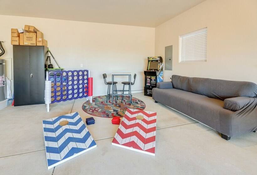 Family Friendly Florence Home: 3 Mi To The Coast!