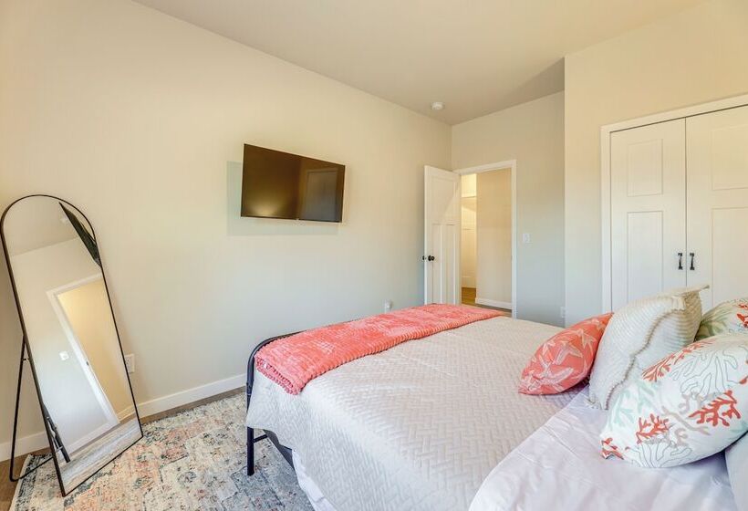 Family Friendly Florence Home: 3 Mi To The Coast!