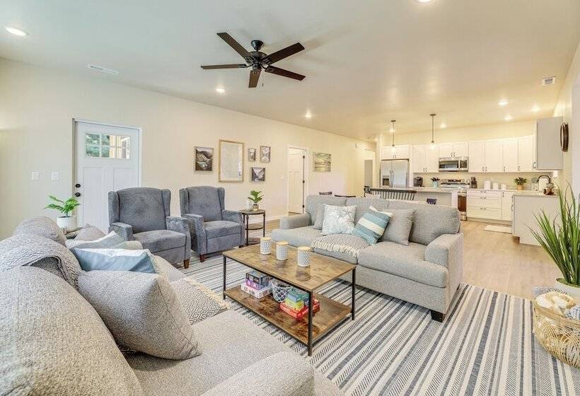 Family Friendly Florence Home: 3 Mi To The Coast!