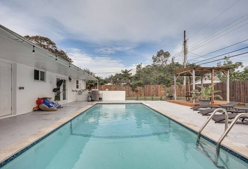 Hollywood Vacation Home W/ Patio & Gas Grill!