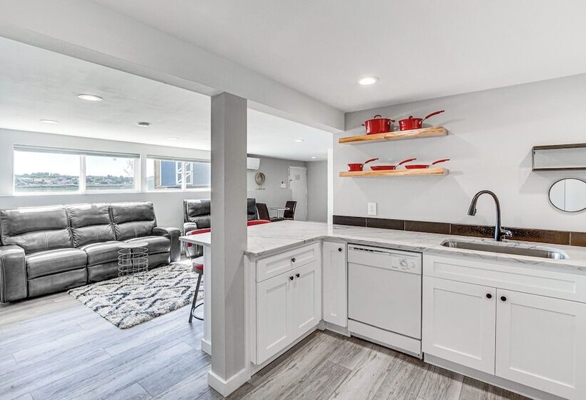 Moses Lake Retreat W/ Stunning Outdoor Oasis!