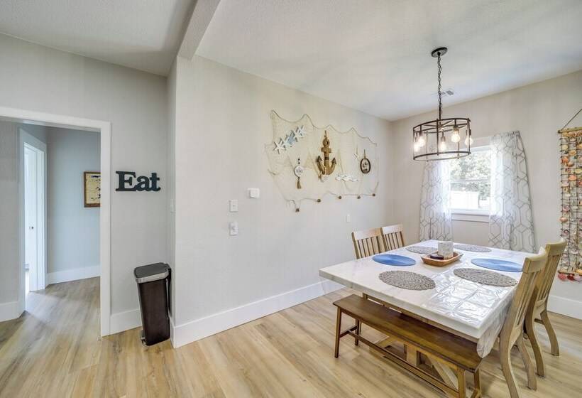 Eufaula Home   Walk To Lake Beach!