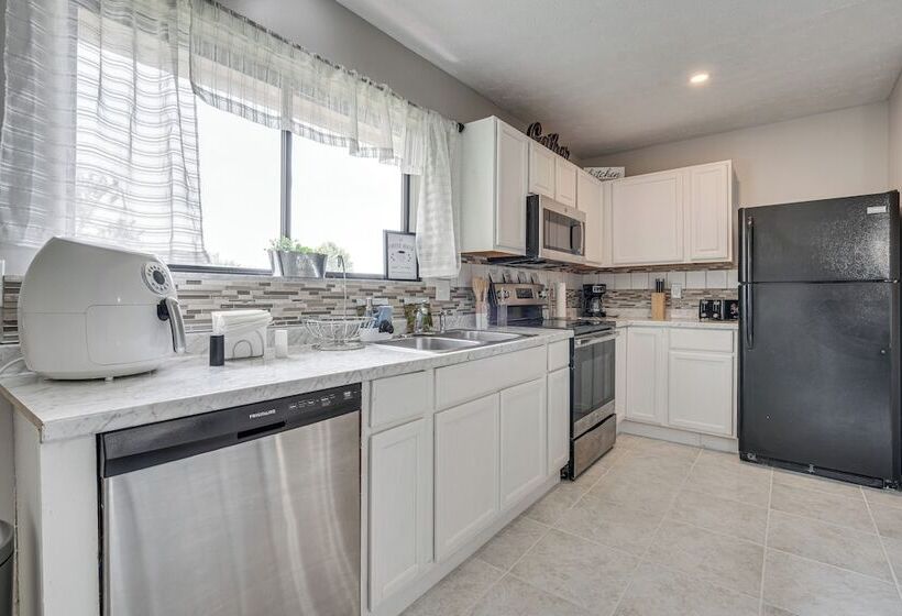 Reynoldsburg Home W/ Patio ~ 11 Mi To Columbus!