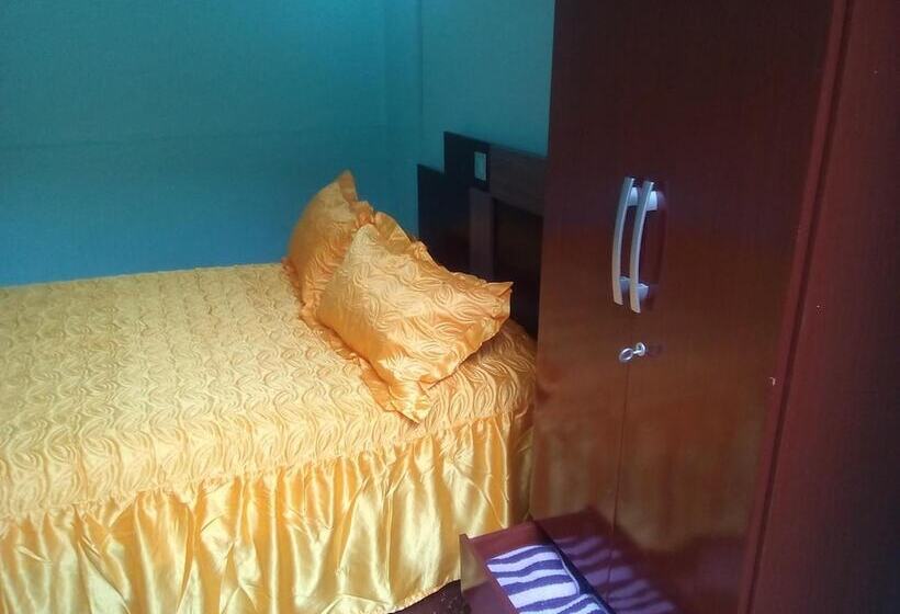 Hostal Manzzanares   Hostel
