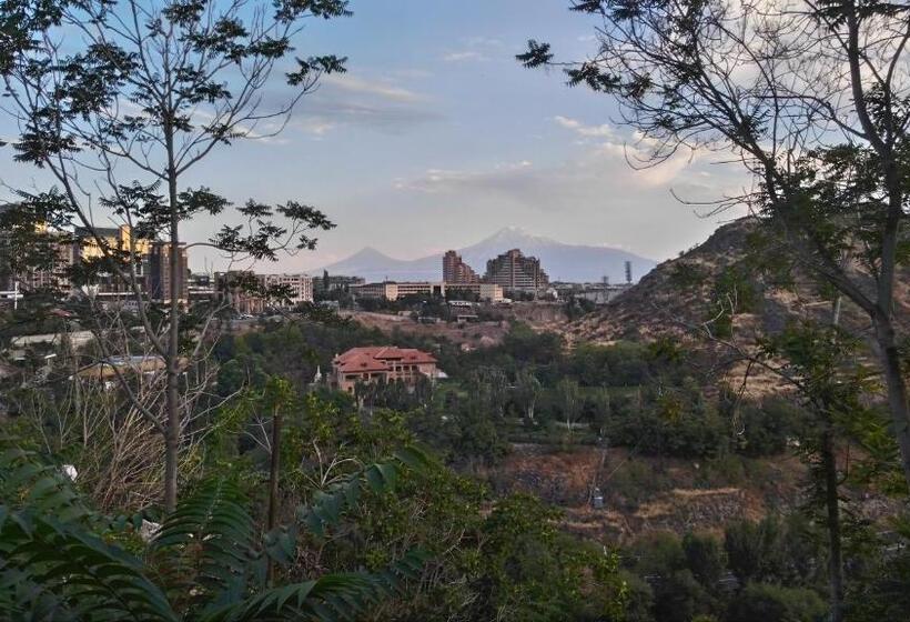 تختخواب و صبحانه Room In The Centre