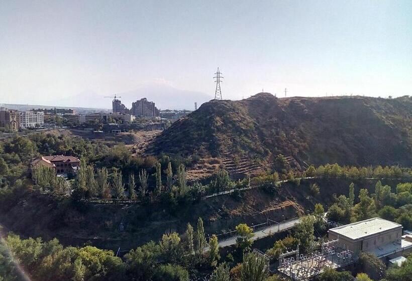 تختخواب و صبحانه Room In The Centre