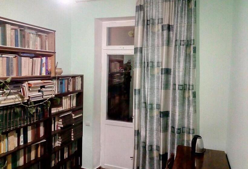 تختخواب و صبحانه Room In The Centre