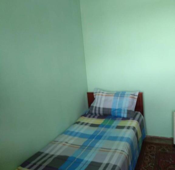 تختخواب و صبحانه Room In The Centre