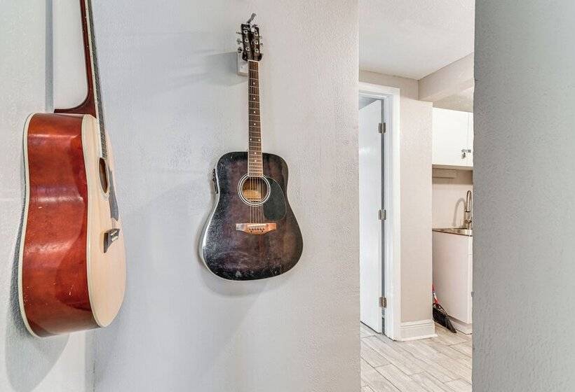 Colorful St Petersburg Gem W/ Patio, Near Beaches!