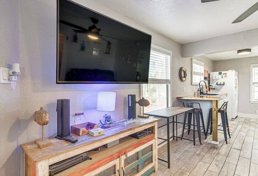 Colorful St Petersburg Gem W/ Patio, Near Beaches!