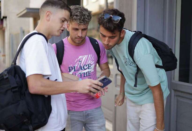 فندق Black And White Hostel Palamós