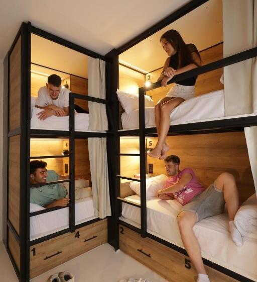 فندق Black And White Hostel Palamós